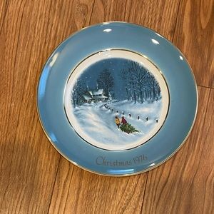 Vintage Avon Christmas plate 1976